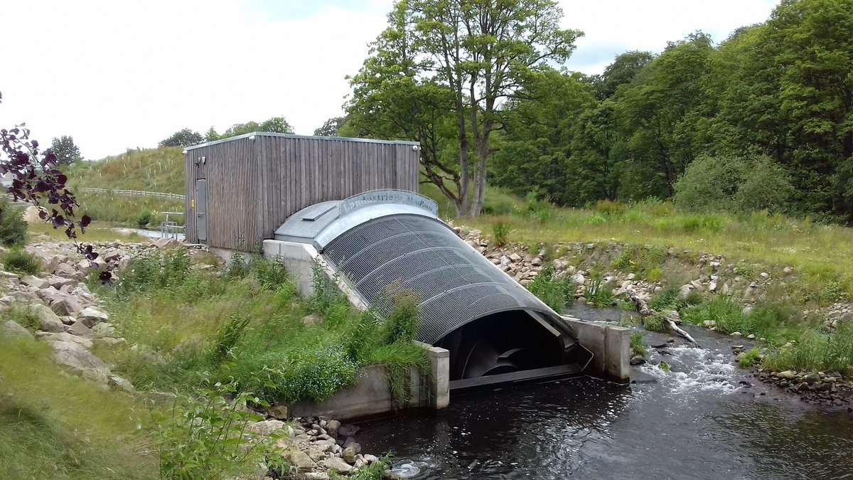 ljmabon's tweet image. Good wee walk up the River Don. Highlights included this tranquil stretch of river by Seaton Park, the community hydro energy project run by @ACEnergy2016, and a mural featuring Aberdeen legend Willie Miller!