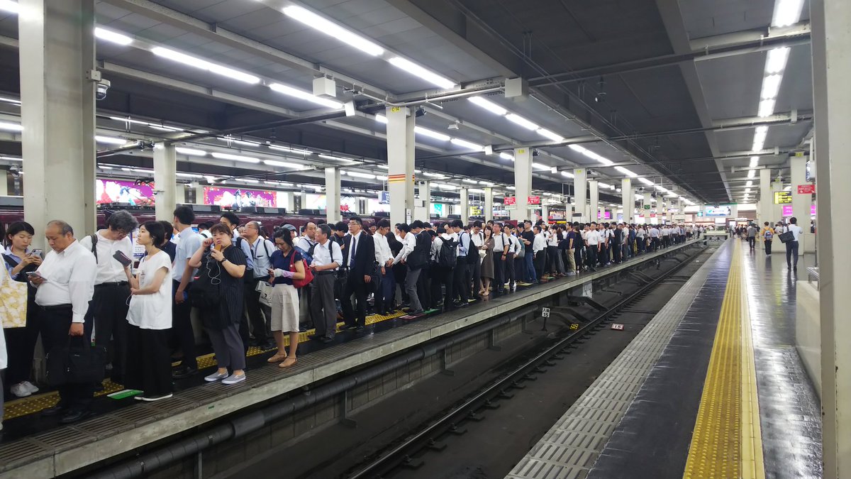 梅田からです 阪急京都線 人身事故の影響でご覧の通りの人混みです お気をつけ下さい Flyinghitmanatmのブログ