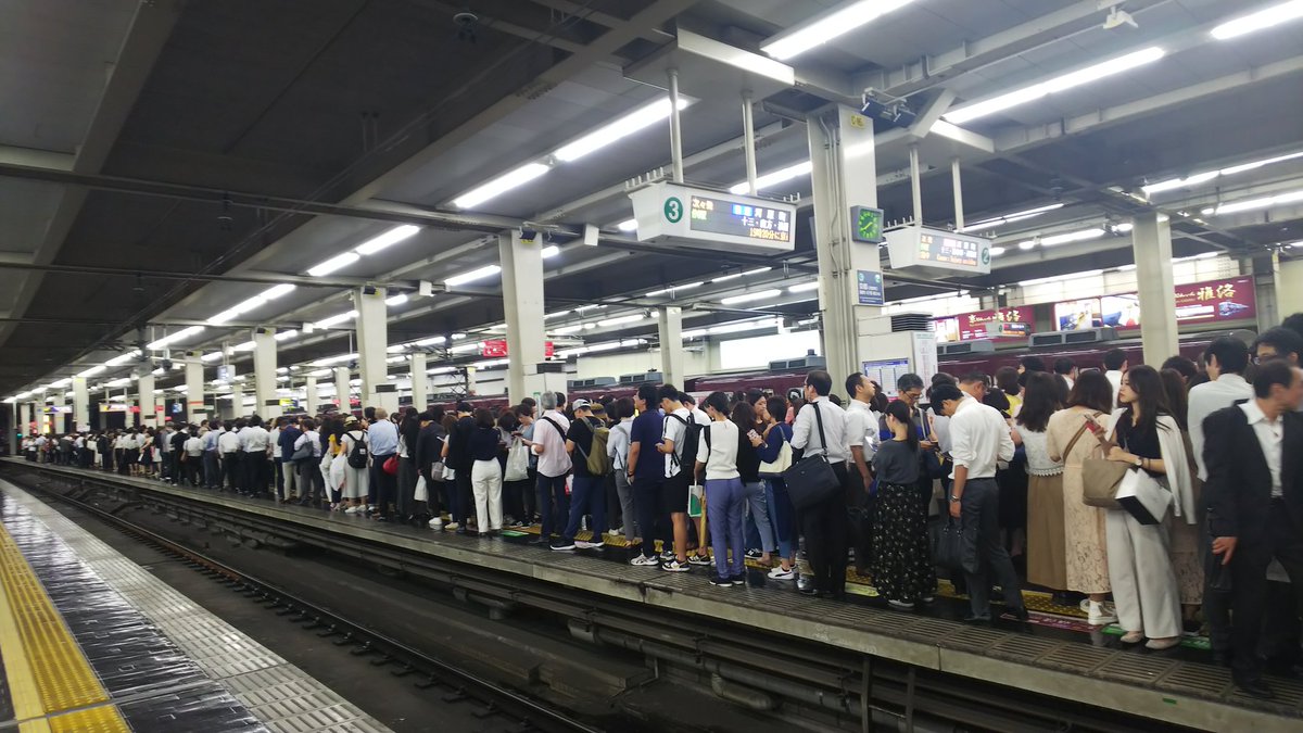 梅田からです 阪急京都線 人身事故の影響でご覧の通りの人混みです お気をつけ下さい Flyinghitmanatmのブログ