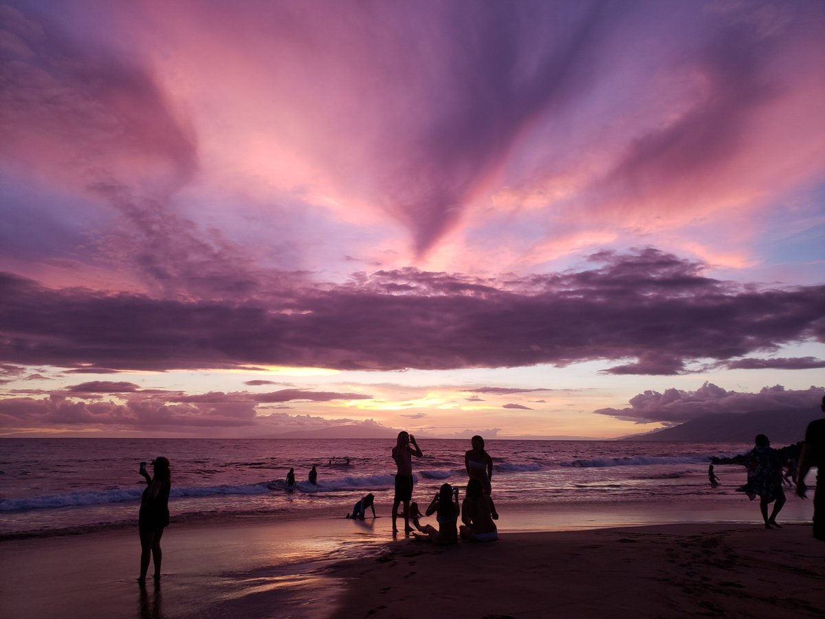 PRwahine's tweet photo. This was July 4th sunset on #Maui https://t.co/4aXfbhAwa8