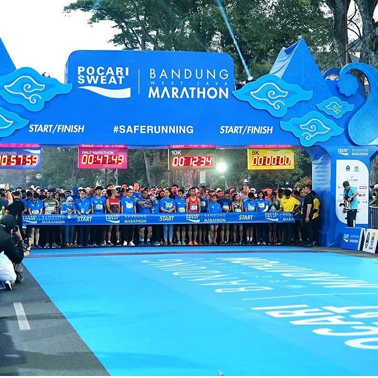 Ikut Race Apa Bulan Ini? Juli = bulan yang padat acara lari. Dari road race, trail race, charity run hingga virtual run, ada beragam pilihan yg bisa kamu ikuti. Cek dgn klik di sini 
ow.ly/zMP050uVbDC Mention teman race kamu ya. Cr: Instagram Pocari Sports ID  #RUNNERid