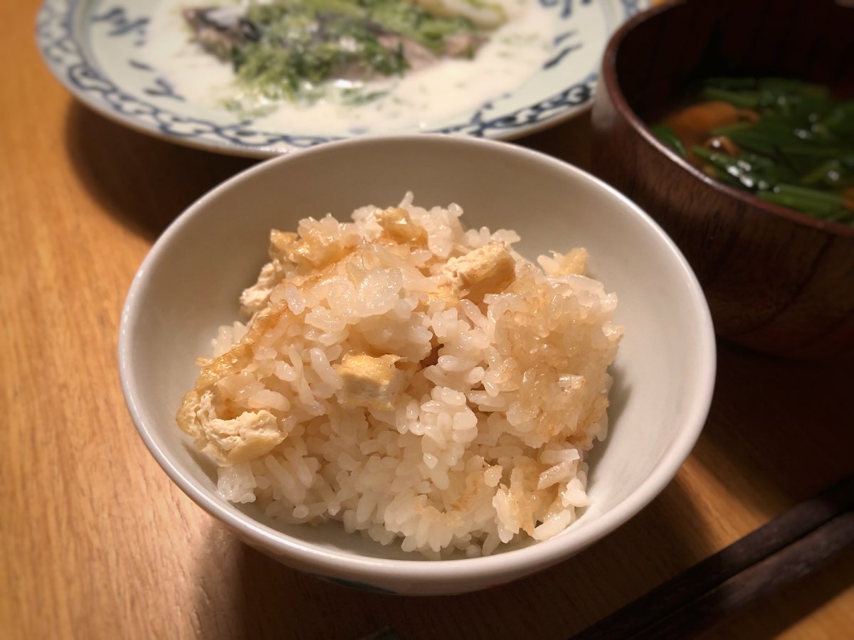 寿木けい 新生姜と油揚げの炊き込みご飯 新生姜はみじん切り 油揚げは小さな角切りに 米を洗い いつも通りの水 大匙1 醤油 塩を加えて軽く混ぜる 生姜 油揚げをのせて 蓋をしていつも通り炊く 二膳めをおかわりして 先ほどの あおさソースを