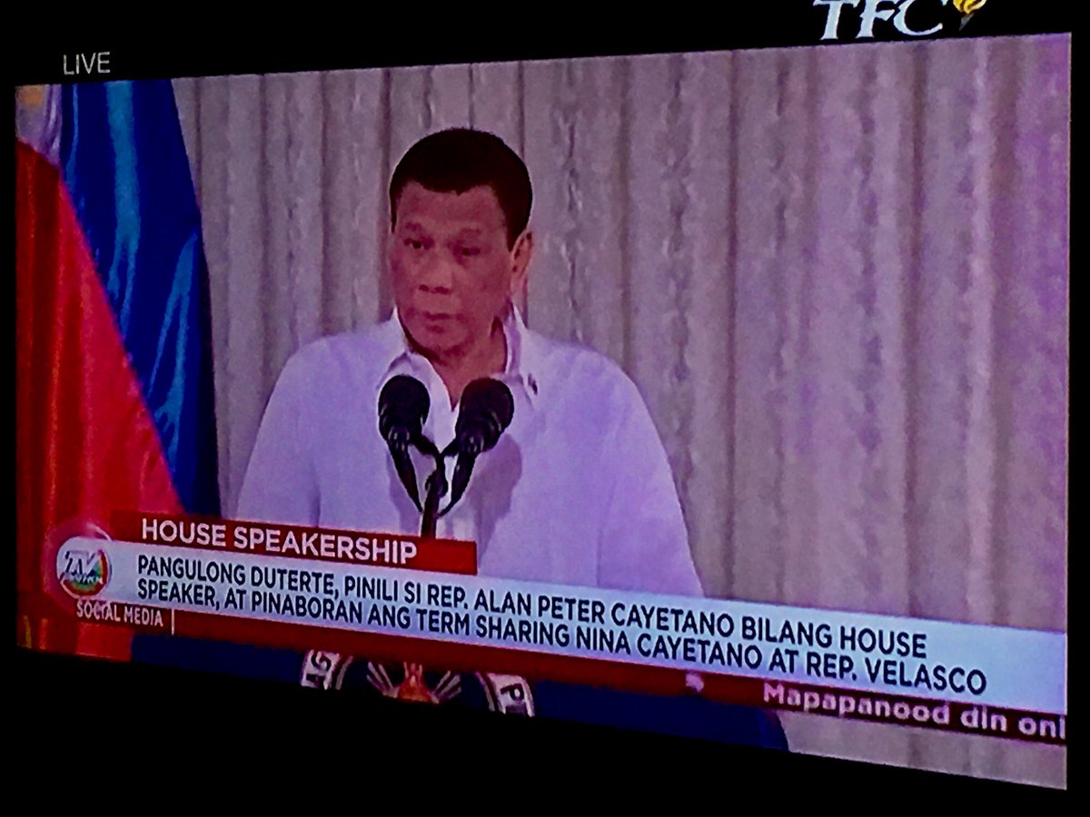 PunchTheLies's tweet photo. Pangulong Duterte, pinili si Alan Cayetano bilang House Speaker at pinaboran ang term sharing nina Cayetano at Velasco.

Paulit-ulit sinabi ng Malacañang na HINDI PAKIALAMAN ang pagpili ng House Speaker. O ayan na nga ang HINDI NAKIALAM‼️ Very honest‼️ https://t.co/sqkk3qLbMn