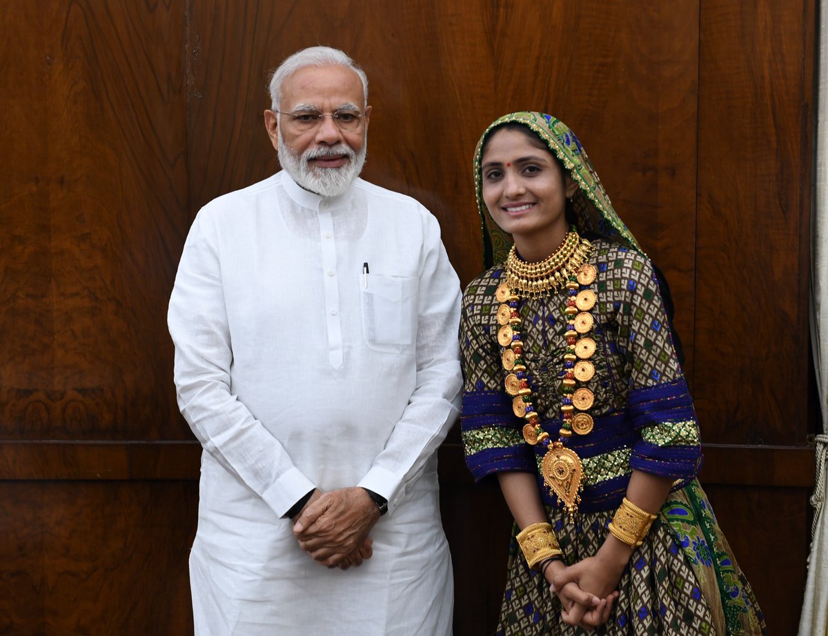 People like Geeta Rabari inspire our society. Belonging to a humble background, she dedicatedly pursued her passion of singing and excelled. I am deeply impressed by her efforts to popularise Gujarati folk music among youngsters. Best wishes for her future endeavours.