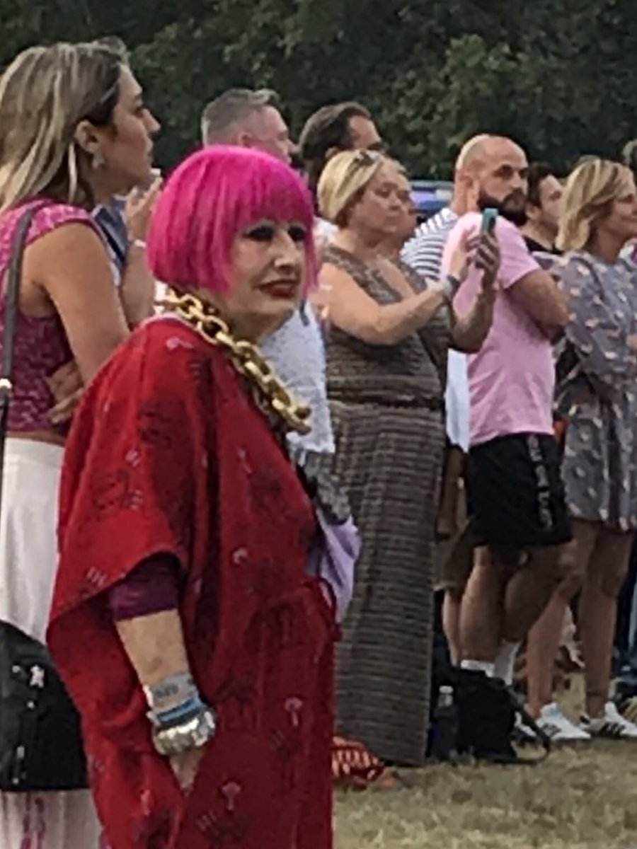 When a Dame is watching an icon in the dress she designed ❤️ 👊🏻💄#BarbraStreisand #ZandraRhodes Hyde Park