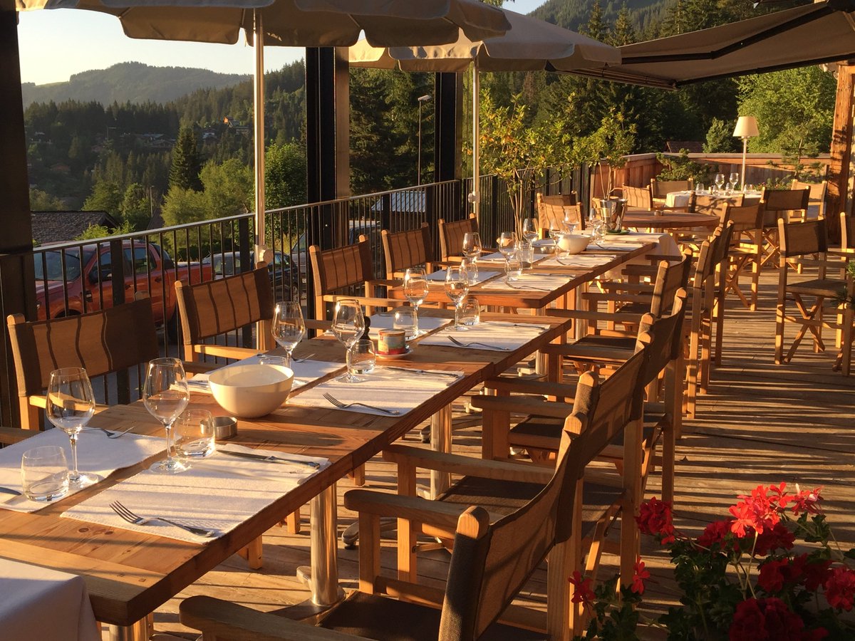 SERVAGES's tweet image. Laissez vous tenter par 
un beau coucher de soleil sur notre terrasse! #hautesavoie #gastronomiefrançaise #terrasse

lafourchette.com/restaurant/les…