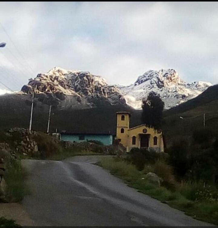 RCR750's tweet image. Así amanecen montañas de Mucuchies. Vía @leoperiodista