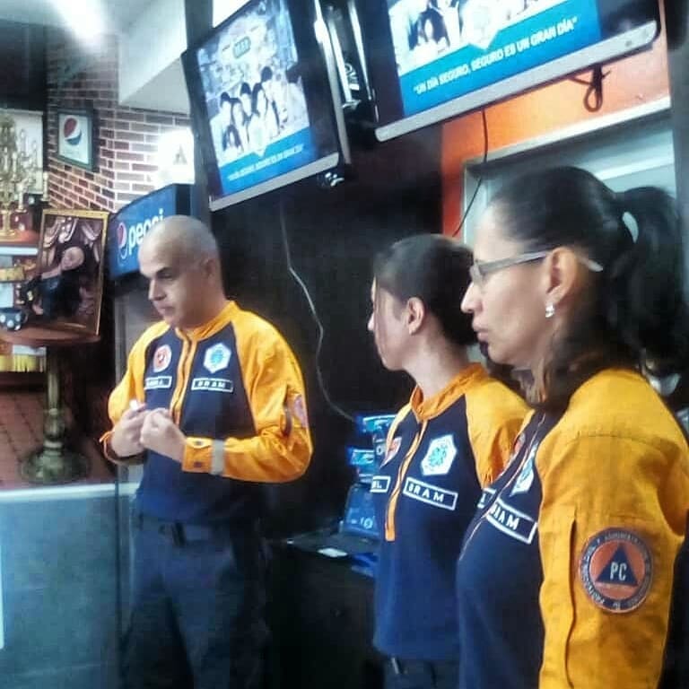 BRAM_Venezuela's tweet photo. Ayer #7 Jul la @bram_venezuela  continuo con la capacitacion en Atencion de Emergencia al personal de Cafe Central Perk @cafecentralperk Gracias al @eljefedeloswaffles por la receptividad #wafles #atencion #emergencias #BramSomosTodos https://t.co/IZBkv2gYF6