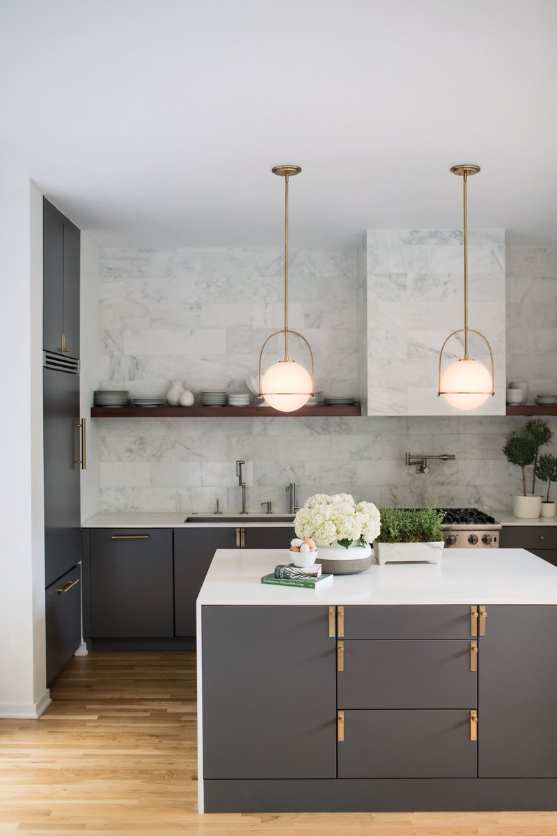 lightology's tweet photo. A fusion of modernity and vintage appeal. The Somerset Pendant from @HinkleyLighting.
β
#modernlighting #modernkitchen #graykitchen #graycabinets #kitchenisland #islandlighting #islandpendant #hinkley #moderndesign #interiordesign #interiordesigner #modernspace #vintageappeal https://t.co/0o32tRx6yW