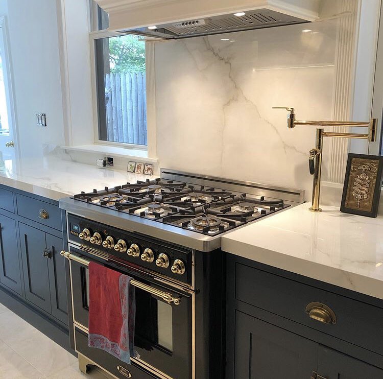 GardenStateTile's tweet photo. Pretty in porcelain 💁🏼‍♀️ the talented team from OAK Design Project took a 1980’s Victorian kitchen and transformed it into a modern-majesty. @crossvilleinc Porcelain Countertops from #GardenStateTile were used for a stylish, durable and low maintenance surface option. https://t.co/YGvKjnr4ti