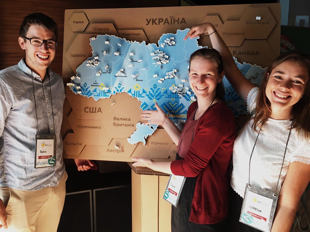 schulgschichtn's tweet photo. 🗣️✒️📚 🇺🇦 #SchulgschichtnInternational 
Wir sind derzeit in Charkiv!
Beim #EdCampUkraine kommen über 1000 Lehrer*innen 👩‍🏫 zusammen um sich auszutauschen, Vorträge zu halten und eine Community aufzubauen. 
Wir dürfen bei diesem großartigen Event unseren Blog vorstellen! https://t.co/XzTgvxU3Gz