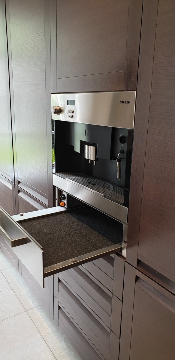 A classic Poliform kitchen by Varenna featuring wood veneer units and gorgeous granite worktops. A total of 9 appliances included - Gaggenau, Miele and Neff! 😱🤩kitchenexchange.co.uk/buy-a-kitchen/…