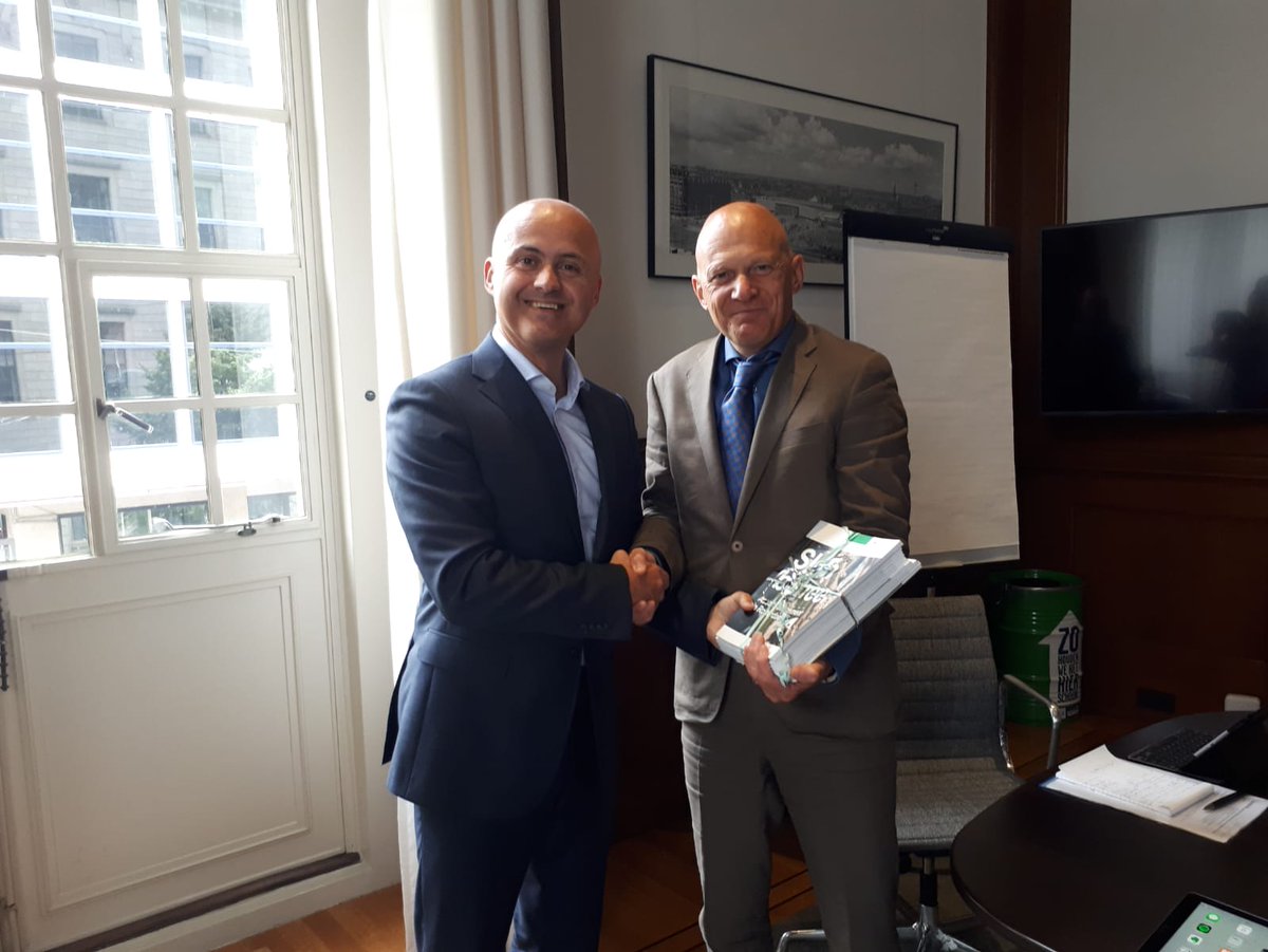 Ook wethouder <a href="/bertwijbenga/">Bert Wijbenga</a> nam vandaag onze #assetmanagementplannen in ontvangst tijdens #tourdesamp van <a href="/Stadsbeheer010/">Stadsbeheer010</a>.  Verbreding, verbinding en verdieping van assetmanagement om het beheer van de stad te optimaliseren #SlimBeheer #vakmanschap @EstherPhilipsen <a href="/NicoleBorkens/">Nicole Borkens</a>