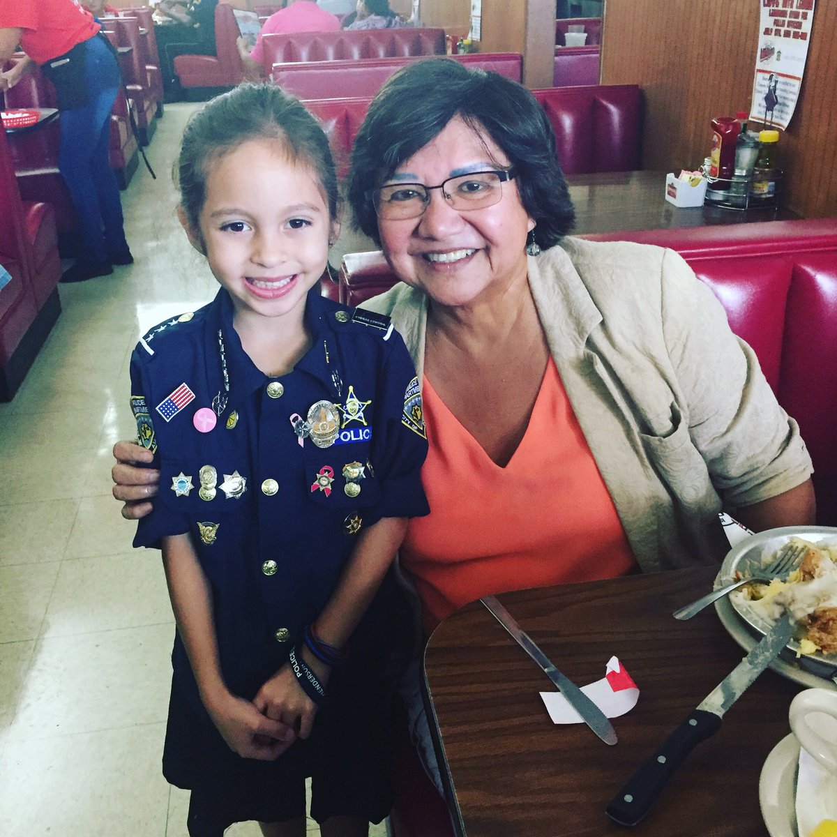 LupeValdez's tweet photo. I met Theresa Ann while she was selling lemonade to give the funds to the Fallen Officer Memorial. What a cute little police shirt. ๐ฎ๐ปโโ๏ธ
#dallasstrong #rememberthefallen5 https://t.co/o3wNIGOUWJ