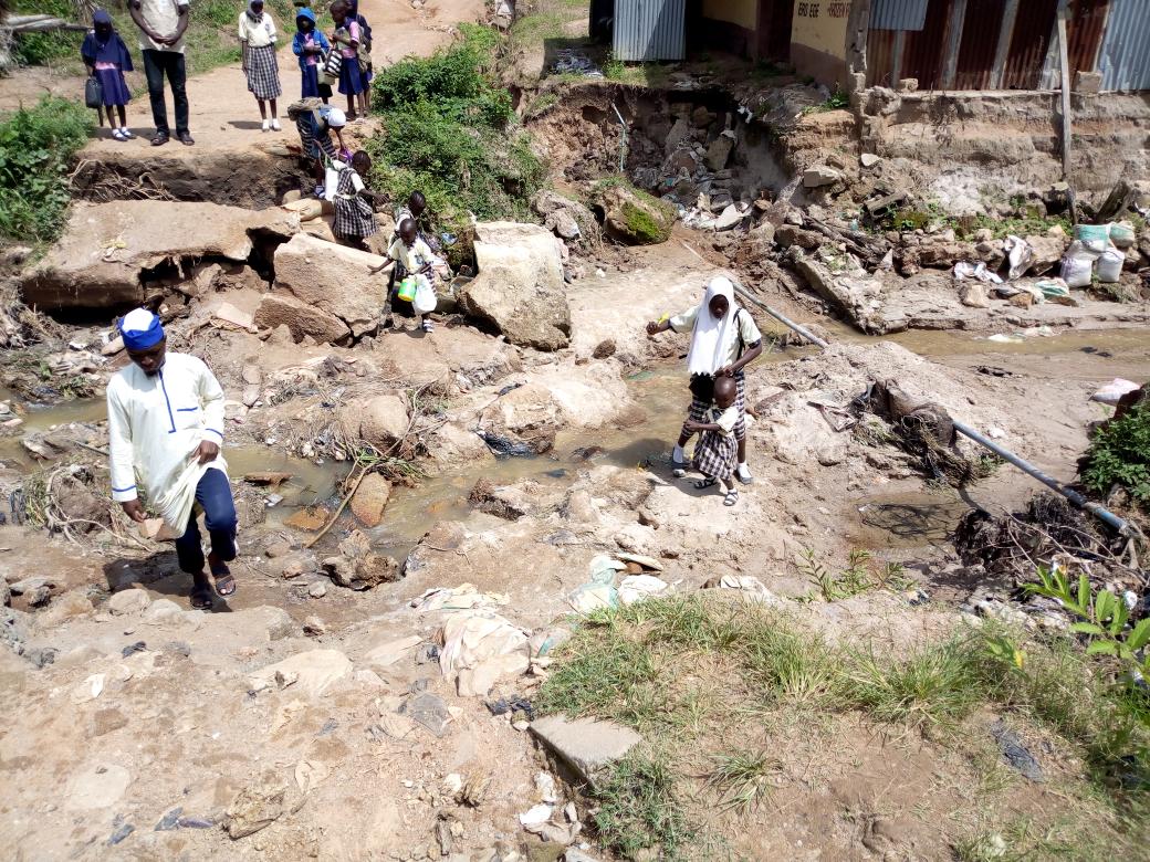 roabdulrahman's tweet photo. Good afternoon Mr Governor @GboyegaOyetola, this is how school children now cross the river after the short bridge was washed away by erosion. Please come to their aid. This is raining season.
Kindly retweet so Mr Governor can see it. @Gidi_Traffic https://t.co/RLNEDYJg2J