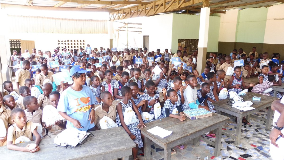 LKA_SERVICES's tweet photo. M. BONAPETI explique l’usage des éléments composant le kit cadeau avant de procéder à la distribution à ses élèves https://t.co/9pprFaiqHs