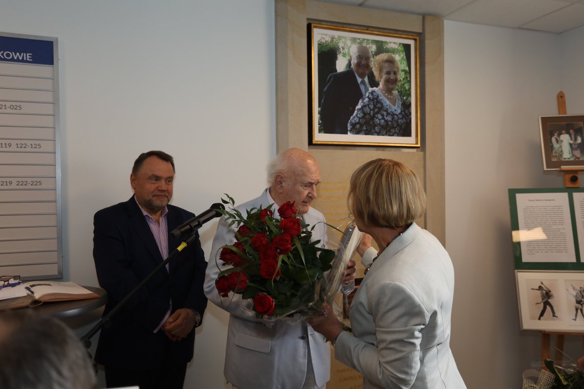 krakow_pl's tweet photo. Barbara Hajduga oraz Zenon Hajduga przekazali #oszczędności swojego życia na sfinansowanie części kosztów związanych z budową nowego #pawilon.u #DPS  im. Ludwika i Anny Helclów. Dzisiaj uroczyście odsłonięto pamiątkową tablicę darczyńców
#uroczystość #darczyńcy
Fot. @BSKrakow https://t.co/q28uI6fmzj