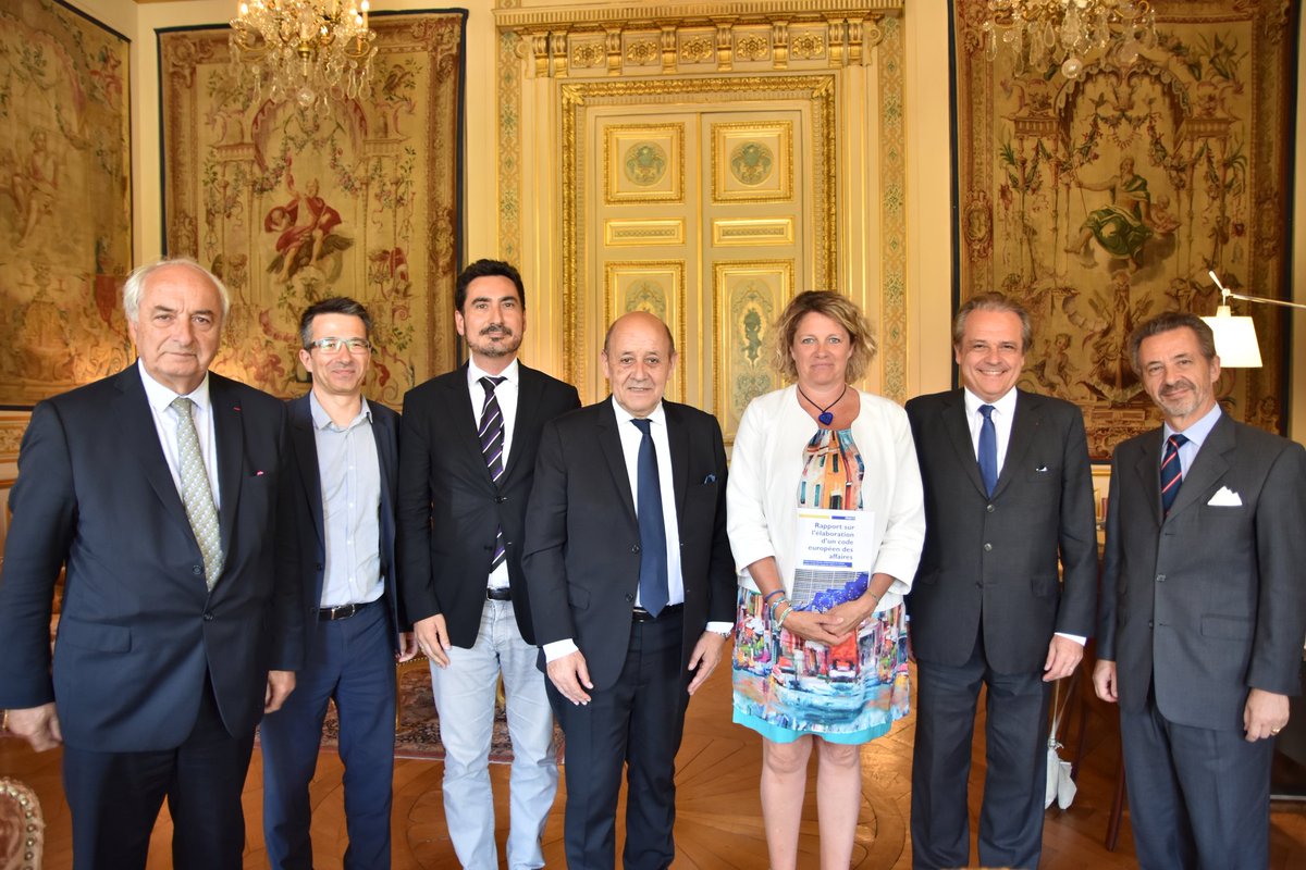 🏛Excellente réunion de travail terminée par la remise de mon rapport sur le Code Européen des Affaires à <a href="/JY_LeDrian/">Jean-Yves Le Drian</a>. La mobilisation des Etats membres, des acteurs académiques, juridiques et économiques permettra de donner une nouvelle dimension au Marché Unique. 🇪🇺
