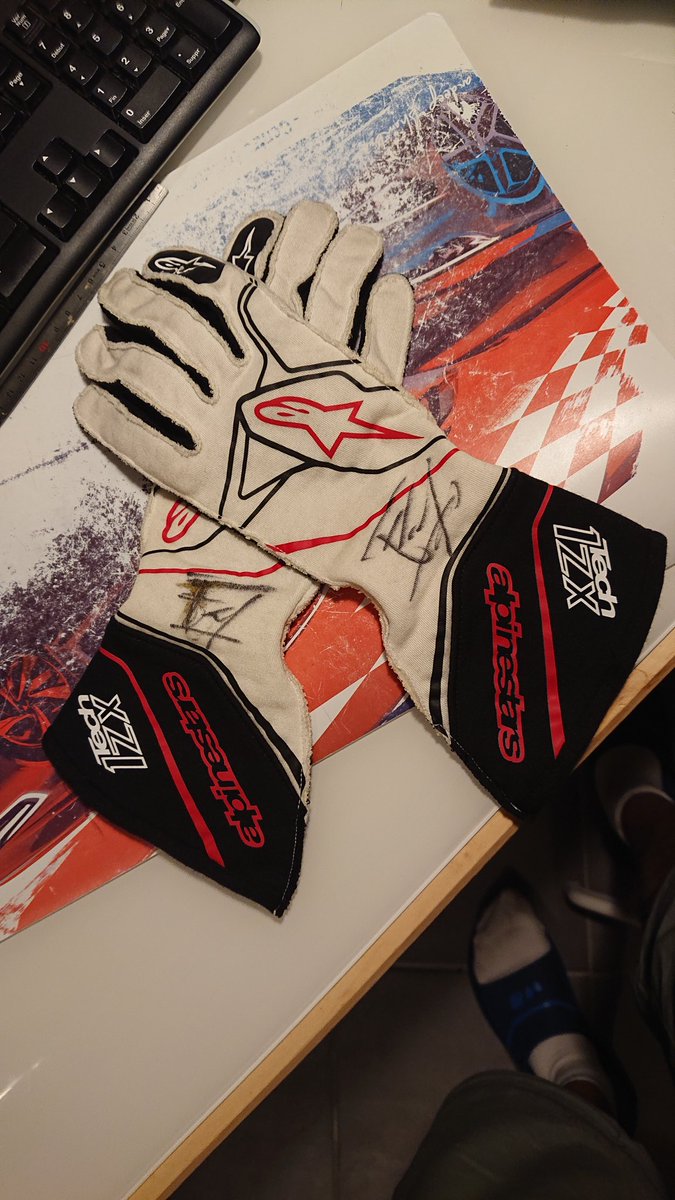 LPortex's tweet photo. Cc @LaF1SurCanal  je viens de recevoir les gants de @Fmontagny Super content ! Merci ! https://t.co/d4UnPonJba