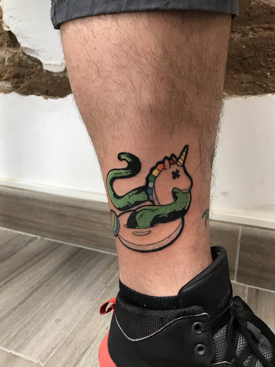 Ninaneurospicy's tweet photo. Por fin terminado en @brugardesignπ¦π
Este tattoo es un recuerdo del @punkrockholiday del aΓ±o pasado, al cual fuimos juntos β€οΈ
Tatuaje realizado en @tattooistplaza #latintaosharalibres #tattooistplaza
#punkrockholiday #unicorn #unicorntattoo #colortattoo #unicornfloat #tattoo https://t.co/n9fDYpY2pT