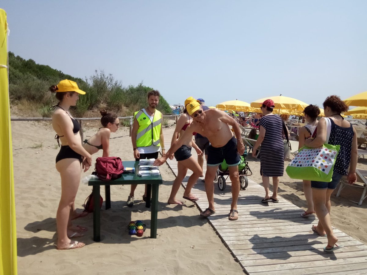 LIFE_REDUNE's tweet photo. Attività di #Informazione e #Sensibilizzazione a #EracleaMare con gli amici di #Legambiente
#RispettiamoLeDune #RespectDunes #ProtectDunes https://t.co/naMJrYjJjd