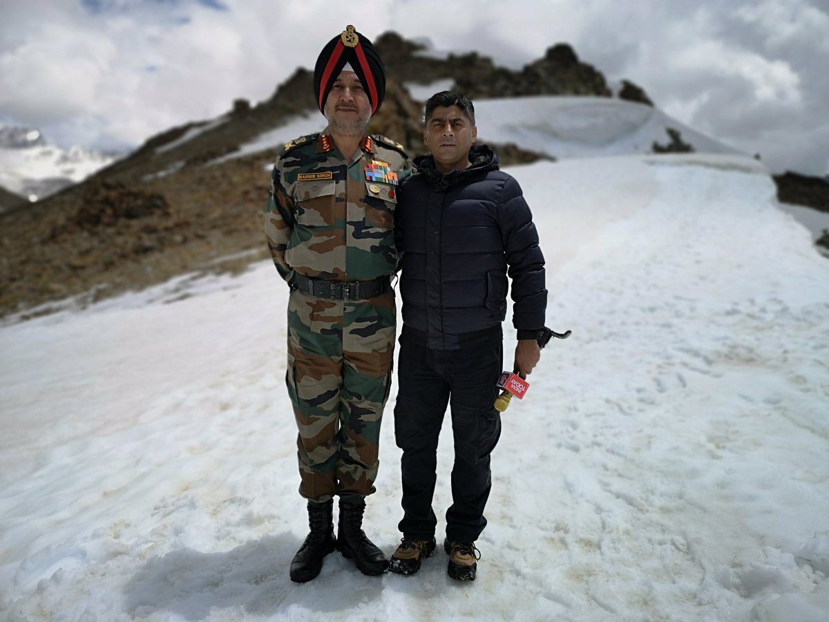 gauravcsawant's tweet image. Buddies #KirpalSingh &amp;amp; #VivekMahendra trekked with me to #Tololing at 15,300 ft #Drass (In this pic with Lt Gen Ranbir Singh, army commander, Northern Command) We aim to recount tales of valour of our braves &amp;amp; expose Pakistani treachery: Decades of Deceit. #IndiaFirst @IndiaToday
