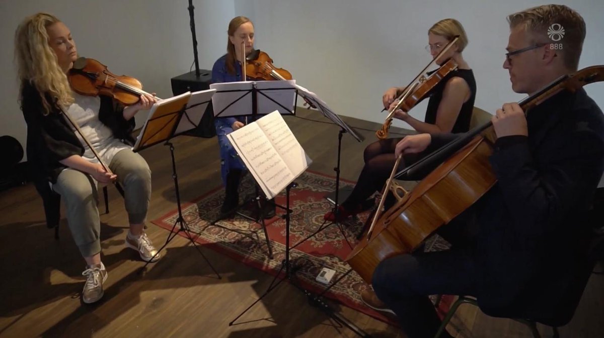 Thanks to <a href="/RUVfrettir/">Fréttastofa RÚV</a> for this TV feature about our new album! Watch here: ruv.is/sjonvarp/spila… 
<a href="/sonolummusic/">Sono Luminus</a> #SouthOfTheCircle #sonoluminus #stringquartet