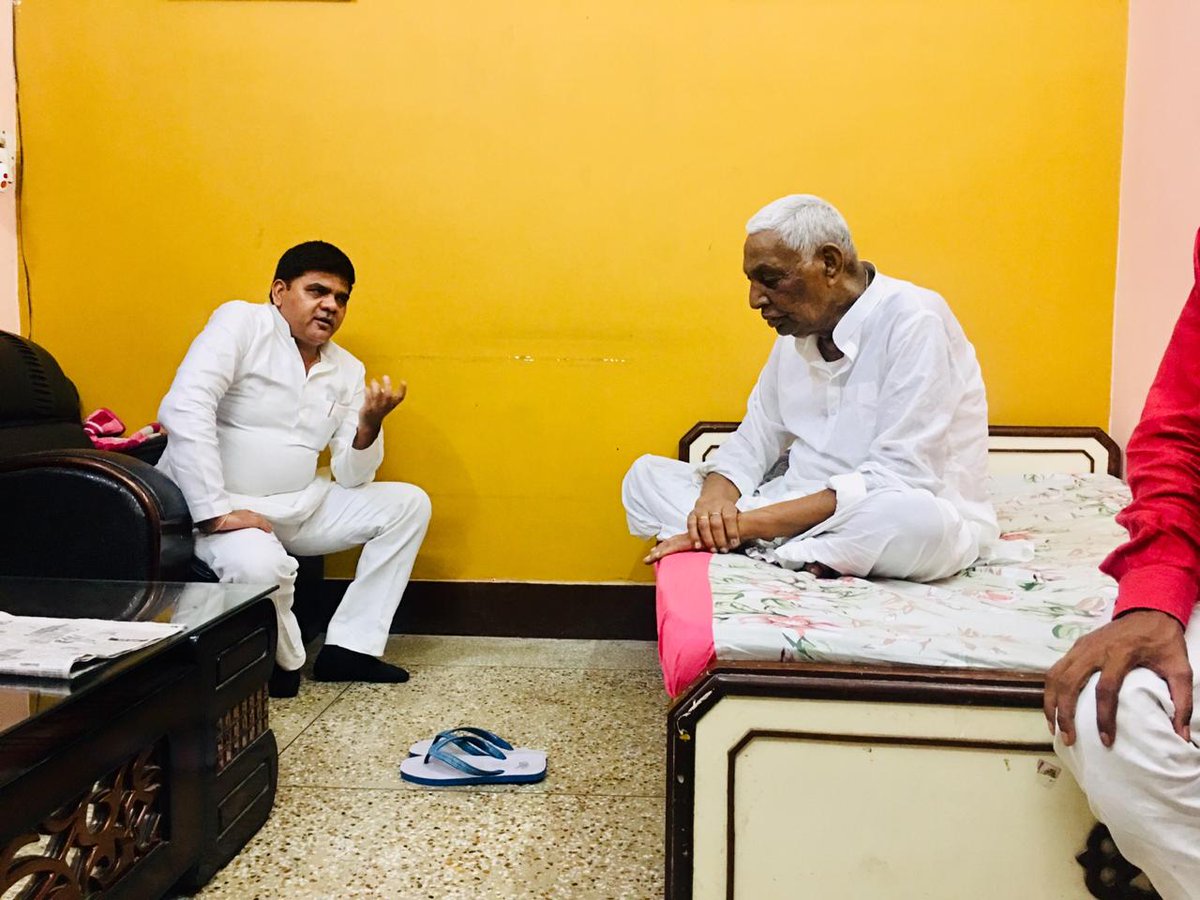 Y_Sangram's tweet photo. समाजवादी पार्टी के वरिष्ठ नेता आदरणीय पारसनाथ यादव जी का विगत दिनों से स्वास्थ्य खराब चल रहा है और मुम्बई से इलाज करा कर जौनपुर आ गए हैं। 
आपके आवास जाकर उनके स्वास्थ्य की जानकारी लिया और शीघ्र स्वस्थ होने की कामना किया।
@yadavakhilesh https://t.co/1MOLeqJJdH
