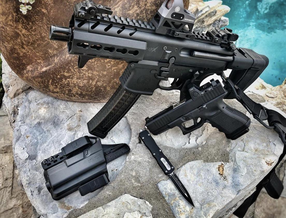 BravoHolsters's tweet photo. Texas Nights...
Repost from @texas_sheepdog
#sigmpx #glock19 #bravoconcealment #microtech #microtechdirac #pewpewlife #pewpew #gunporn #gunnut #knifeporn #knifelife #sigsauer #glock #customglock https://t.co/c2lbUF5SyR