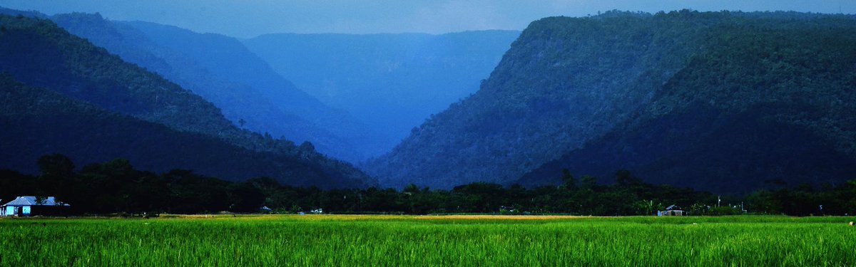 graphicdesignc2's tweet photo. Hike on Chittagong hill tracts where living twelve of ethnic people inhabited in Bandarban and Rangamati. Explore different Tribal Villages to know indigenous people's life style &amp; weaving methods https://t.co/xD72YS8oin    #hilltracktour #hikingtourbangladesh #bangladeshtour https://t.co/GmBh786QGi
