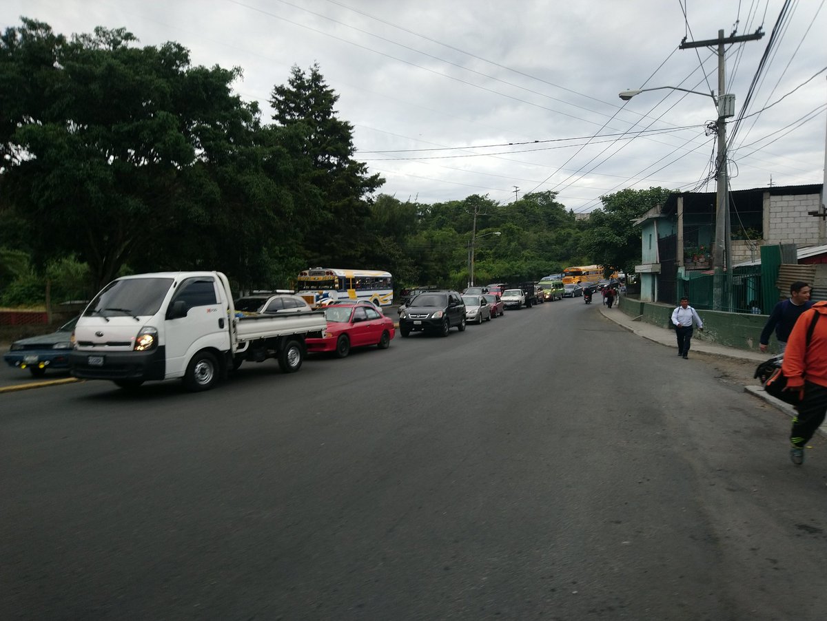 manuelchungt's tweet photo. #TraficoGT Así el tráfico a esta hora,  en Boulevard Los Olivos, tras el ataque armado, hacia un motorista en Santa Elena III, colonia Lavarreda  zona 18. #Actualidad #ULTIMAHORA https://t.co/HZK6rGe4es