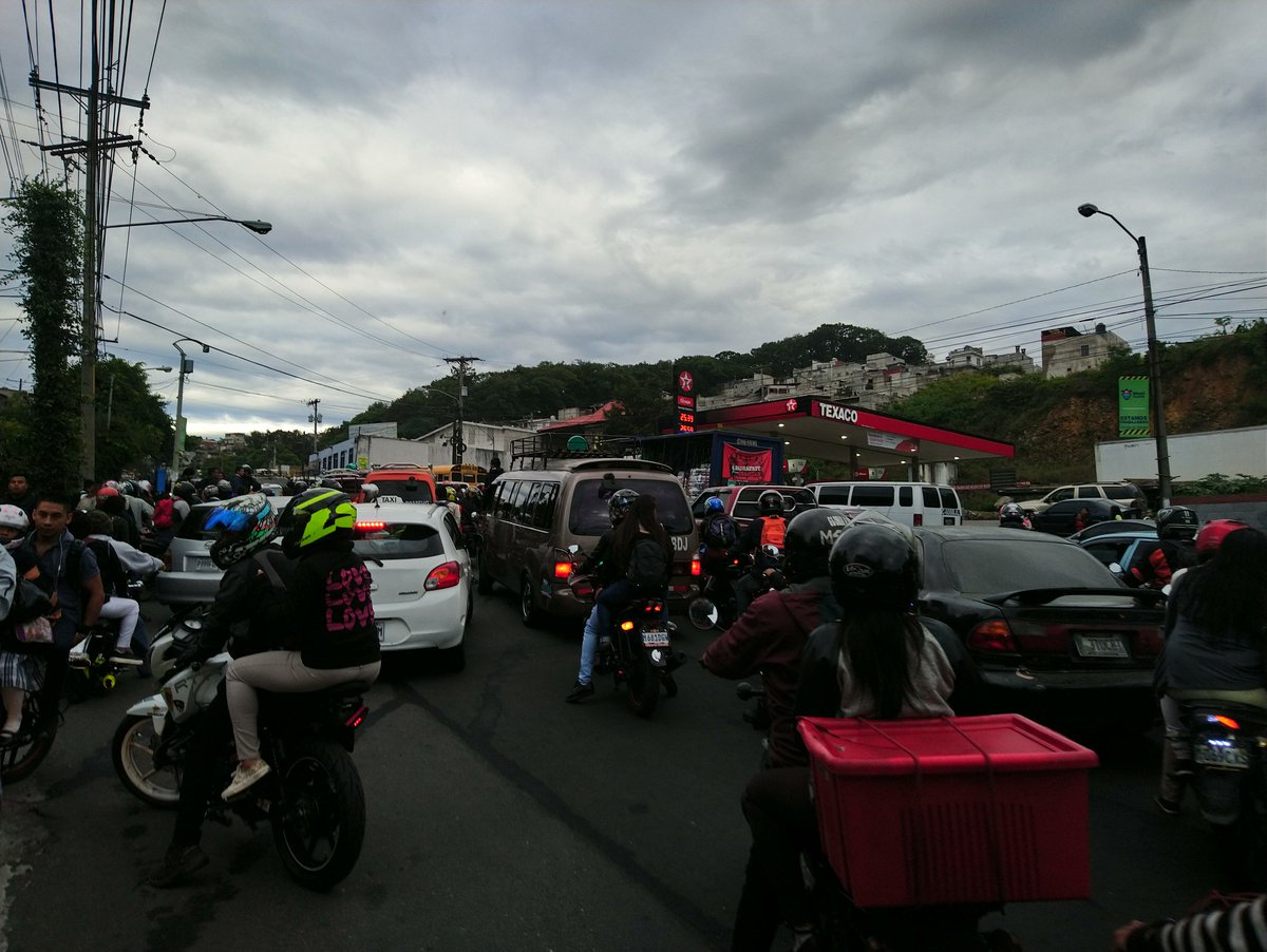 manuelchungt's tweet photo. #TraficoGT Así el tráfico a esta hora,  en Boulevard Los Olivos, tras el ataque armado, hacia un motorista en Santa Elena III, colonia Lavarreda  zona 18. #Actualidad #ULTIMAHORA https://t.co/HZK6rGe4es