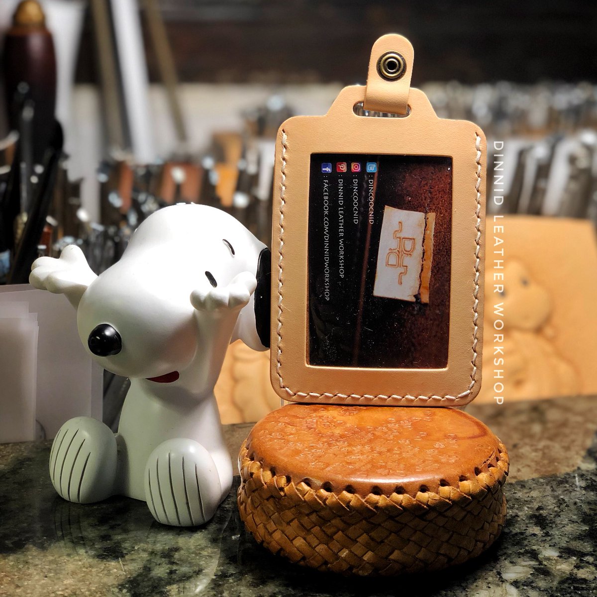 DinniDLeather's tweet photo. Ball I「傑克羅素㹴(Jack Russell Terrier)」from Hong Kong 🇭🇰 #皮雕藝術 #皮雕工藝 #皮雕 #dinnidworkshop #handmade #leatherart #leathercraft #jackrussellterrier #leathercarving #idcardholder #acrylicpainting #leatherdye #acrylic #傑克羅素㹴 #leathertooling #證件套 https://t.co/QOpyEekePb