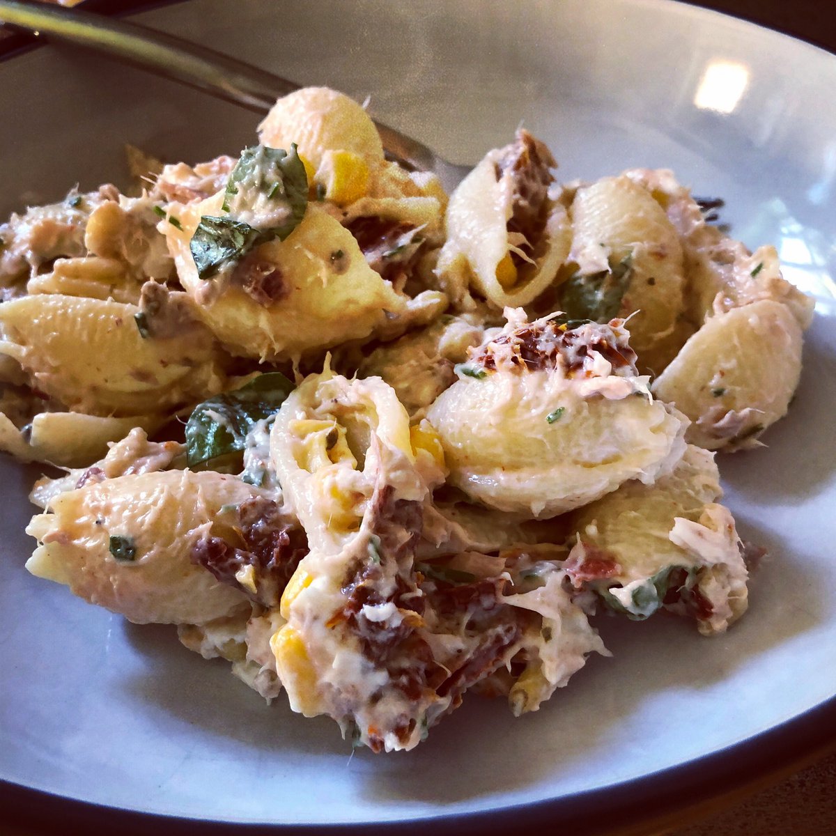 sewgfree's tweet photo. I love it when the child is on holiday &amp; offers to make lunch! 😍😍 Pasta salad with tuna, sweet corn, sun dried tomatoes, pine nuts &amp; fresh herbs. #glutenfree #summerholidays #pastasalad #lunch https://t.co/jDyKJ2VVH4