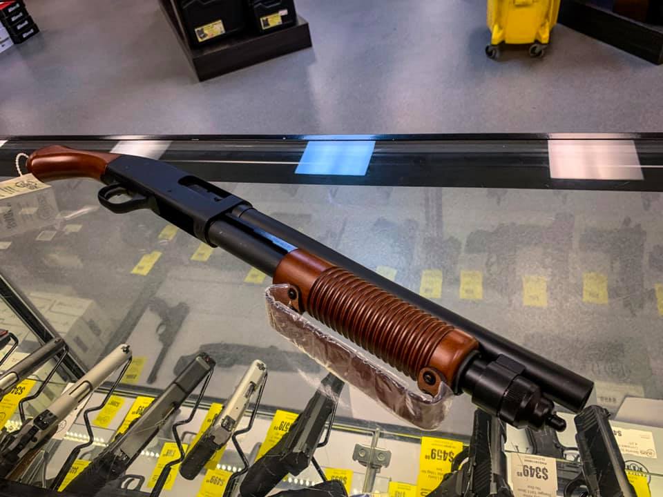 BudsGunShop's tweet photo. Retweet if you love the Nightstick! 😍 #MossbergMonday https://t.co/BmIilGbYDP