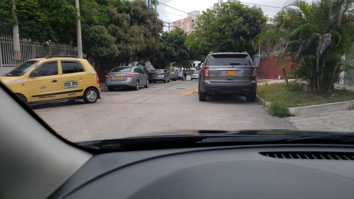 lfvg13's tweet photo. Señores @TransitoBaq tomen nota de esta situación donde violan los asistentes a un gimnasio y restaurante la norma de prohibido parquear.
Cra 64 B con calle 84 https://t.co/lKUj4tjugD