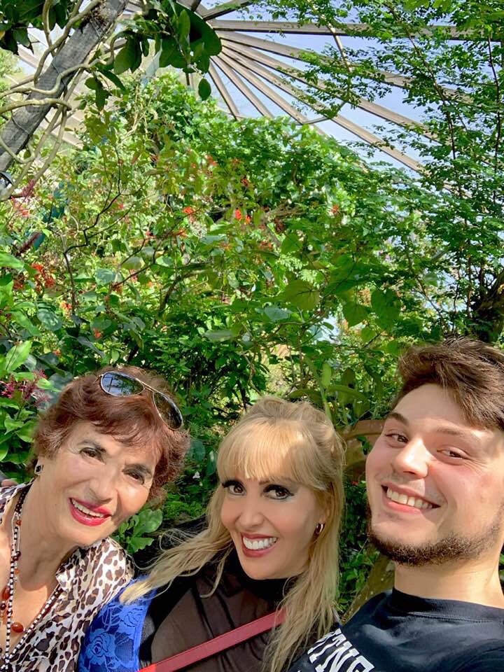 CarolinAramburo's tweet image. Nothing compares to the #SweetnessOfSHARINGwithLOVEDones💞💕..
.
Brought Mom to the #MagicalSpace of #ButterflyWORLD .. she said this is exactly as #Paradise feels like ... I agree ..🦋.. they are magical ..🌈🌺🦜
.
facebook.com/CarolinaArambu…