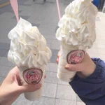 びっくり!生クリームが驚くほどたっぷりのスイーツが話題に!