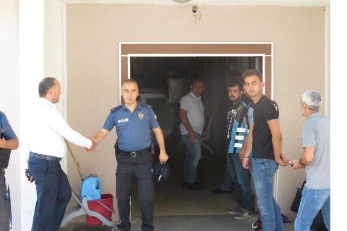 Hamile kadına saldıranları kapıda karşılayan polis amiri görevden alındı..