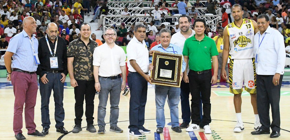 GustavoSanchezq's tweet photo. Doy las más sincera y humilde Gracias al @BariasBBC por reconocer nuestro trabajo de apoyo al deporte, a la juventud Nos  esforzamos  cada día más por integrar nuestros barrios a compartir sanamente https://t.co/hCSmQeY6uO