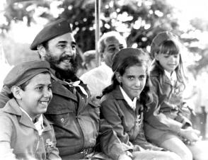 AdrinMartnezGo1's tweet photo. #Cuba también estas son increíbles @YanetRo50139443, es inevitable q al hablar de él no nos surjan miles de imágenes en las q siempre estaba junto al pueblo al igual que @RaulCastroR y ahora @DiazCanelB, #FidelCastroVive en ti y en mi en tod@s en #CubaIslaBella #SomosContinuidad https://t.co/ByX6duIFi2