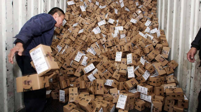 Nederlanders kopen steeds vaker spullen bij niet-Europese webshops, zoals AliExpress. "Oneerlijke concurrentie met Nederlandse ondernemers" rtlz.nl/business/artik…