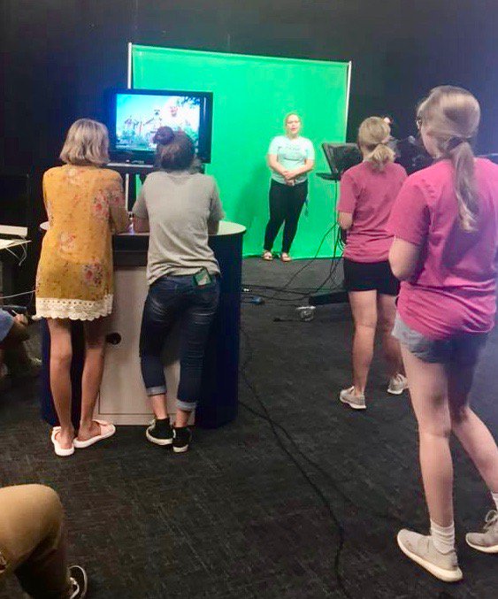 DrakeJMC's tweet photo. Rehearse using a green screen? Yes please! #MediaNowDrake campers are excited for this opportunity in Meredith Hall @DrakeUniversity https://t.co/GrMbVxCZ6p