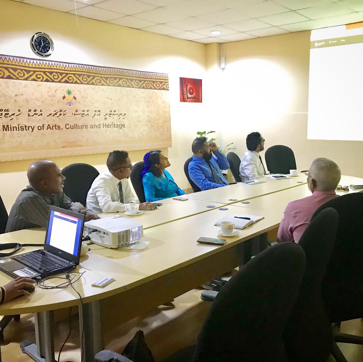 MNULibraries's tweet image. ✨It was a honour to introduce our local database Saruna to Minister of Arts, Culture and Heritage Yumna Maumoon and other directors of the ministry✨  
@MACH_MV 
#mnulibraries #saruna