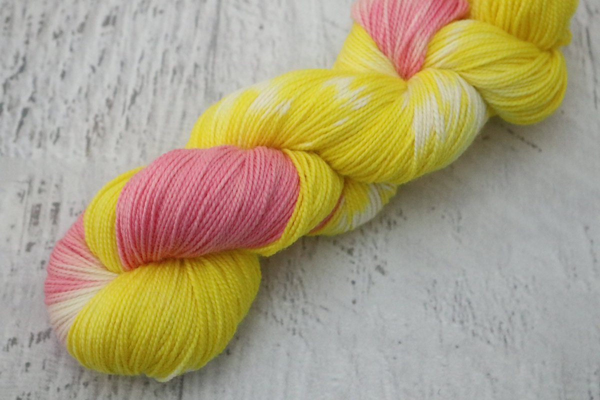 ChemKnitsBlog's tweet photo. Phew! It is hot outside. How about some Pink lemonade? ;) https://t.co/ZDB1Iyk0F3
#etsyyarn #etsylove #yarn #handdyedyarn #handpaintedyarn #lemonade #citrus #indiedyedyarn https://t.co/W1Q4f5gp6l