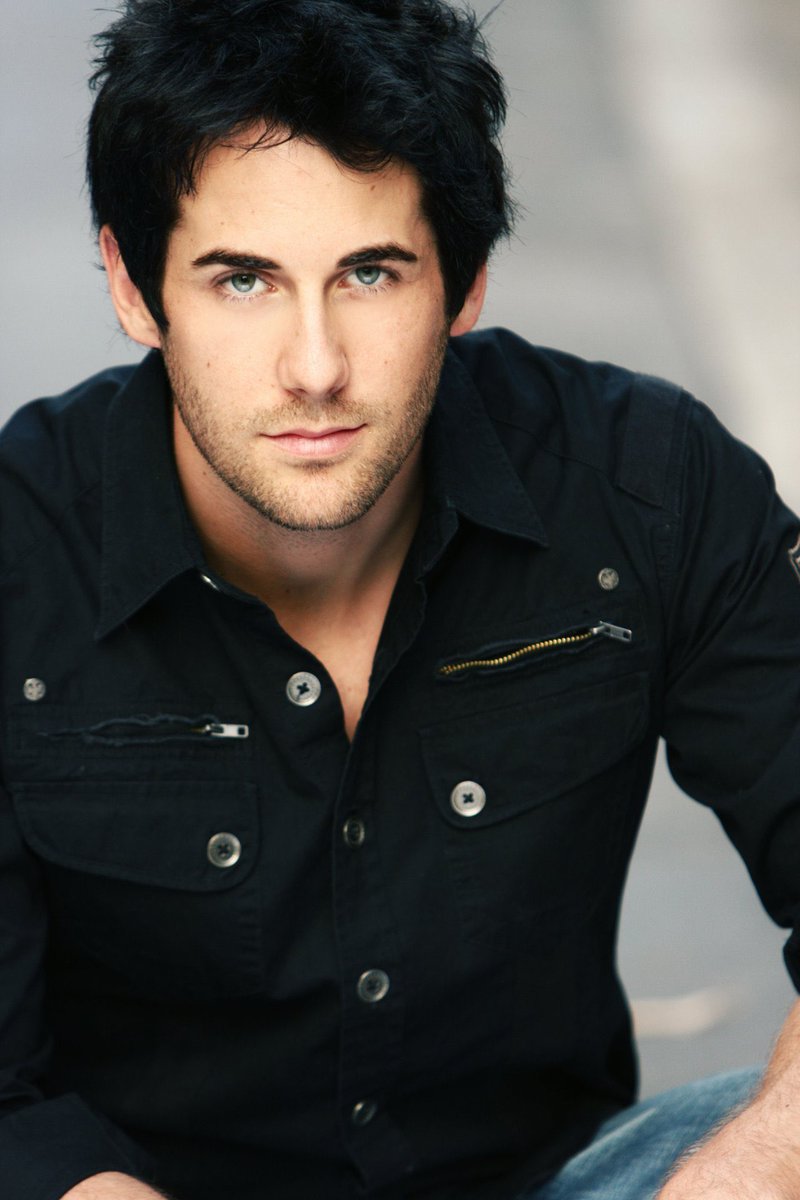 NiallMatterFans's tweet photo. Monday, we meet again. Thank god we have @niallmatter to help make the start of the week better! This man always put a smile on our faces. 🥰 #ThatSmile #ThoseEyes We’d love to see everyone else’s favorite picture and/or gifs of Niall so drop them in the comments! #MatterMonday https://t.co/tEYXy3N6lG