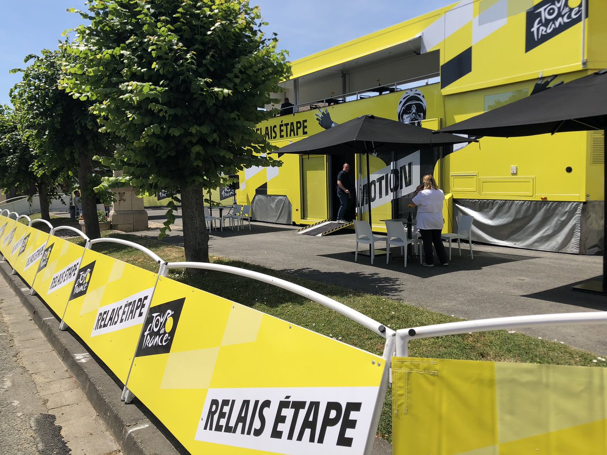 EmmanuelLagler's tweet photo. Passage de la caravane du tour à Damery : étape Binche @villeepernay Ça chauffe 🔥 un public nombreux et joyeux 😁 #TDF2019 @leTourdeFranz @OrangeGrandEst @OrangeBFC https://t.co/x50m1RhQzV