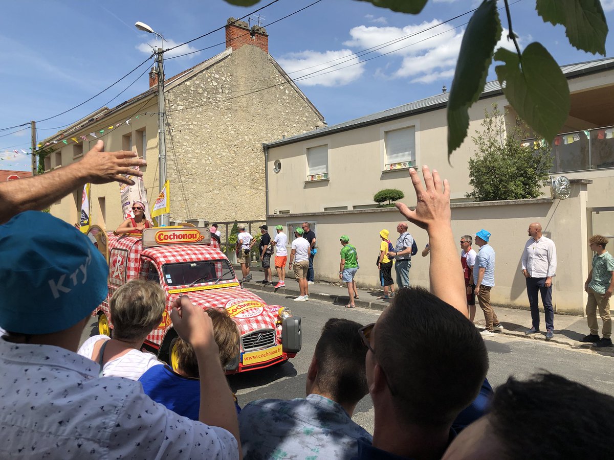 EmmanuelLagler's tweet photo. Passage de la caravane du tour à Damery : étape Binche @villeepernay Ça chauffe 🔥 un public nombreux et joyeux 😁 #TDF2019 @leTourdeFranz @OrangeGrandEst @OrangeBFC https://t.co/x50m1RhQzV