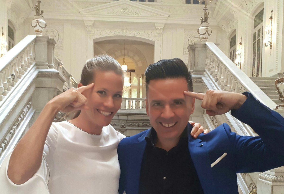 Con <a href="/javierluxor/">Javier Luxor✨</a> 🌟
¡Encantada de conocerte, compañero! 
#ElPequeñoLibroDeLaInfluenciaYPersuasión ☄
#ElPequeñoLibroQueHaráGrandeTuVida 🏹
#AutoresAlienta