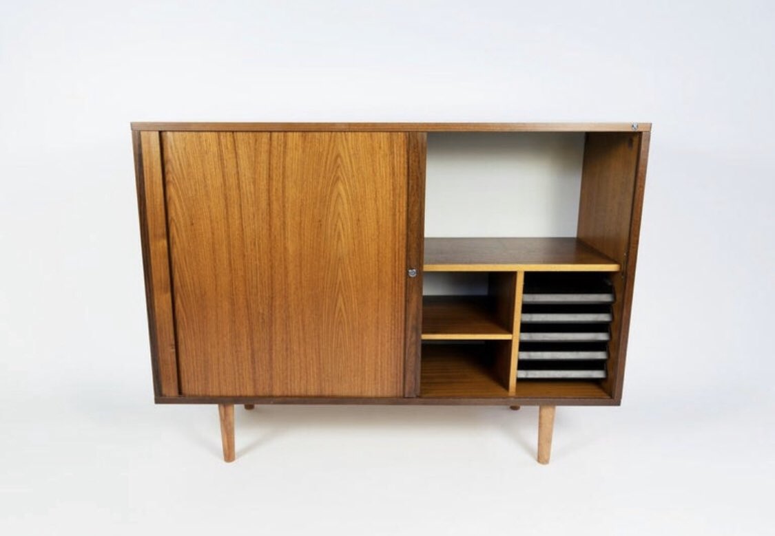 label_that's tweet photo. Very nice and elegant 1960s teak sideboard attributed to Kai Kristiansen. Inside shelves have inserts for organizing and storage. #thatlabel #vintage #midcentury #scandinavian #atticfind #1stdibs #danishdesigners #kaikristiansen #teakveneer #teak #veneer #sixties #60s https://t.co/Syi7RLHeiZ